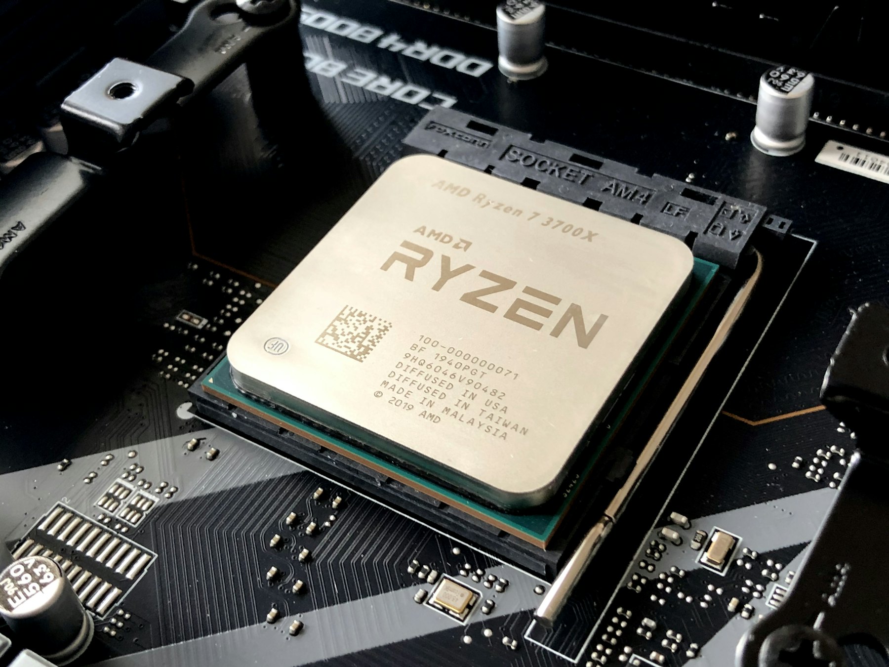 マザーボードのソケットに置かれたCPU